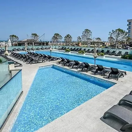Infinity Pool & - Luxury Private Parking