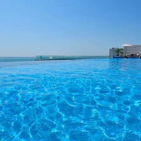 Infinity Pool & - Luxury Private Parking Apartamento Năvodari